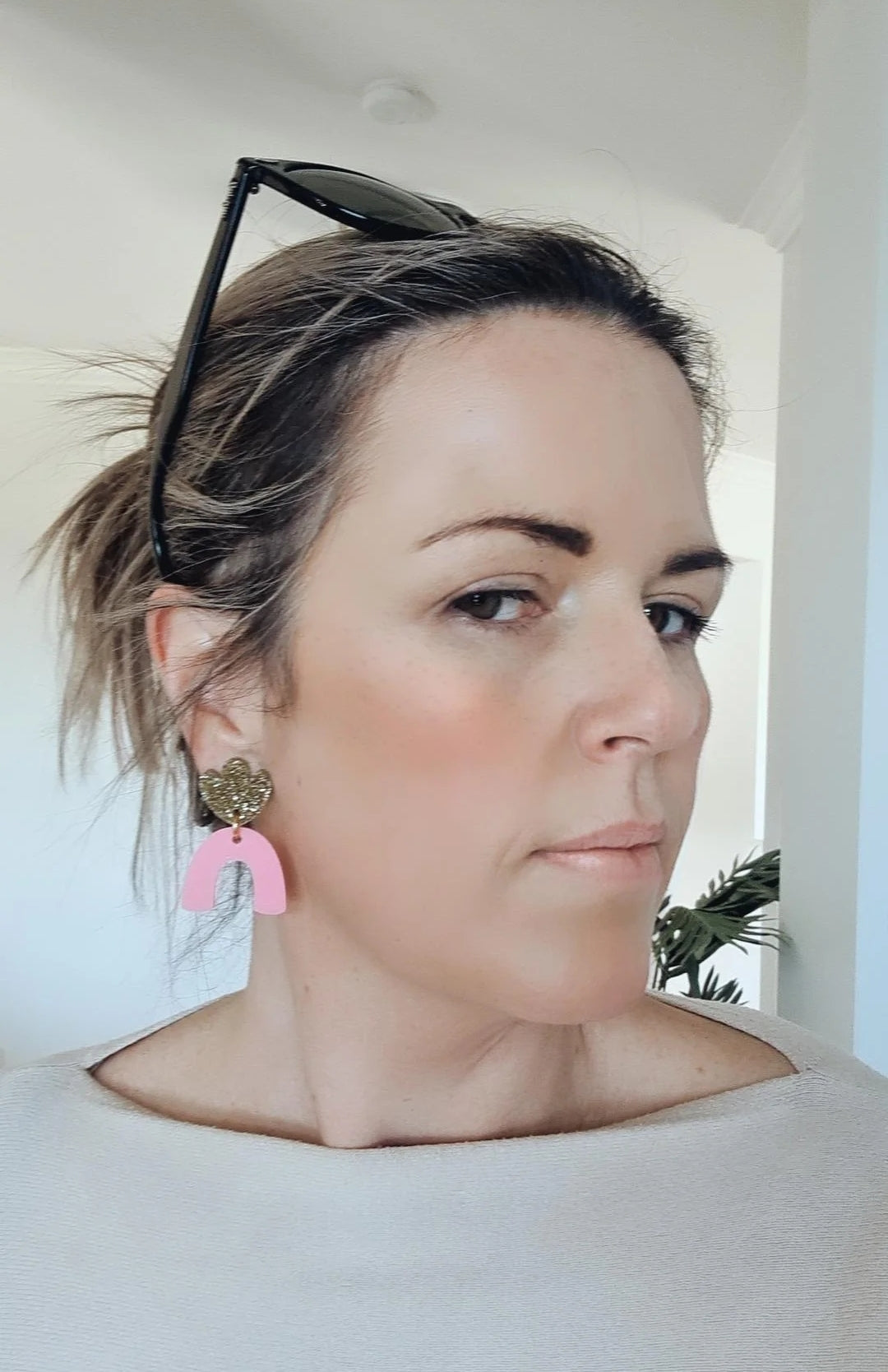 Ezra Dangle Glitter - Hot Pink