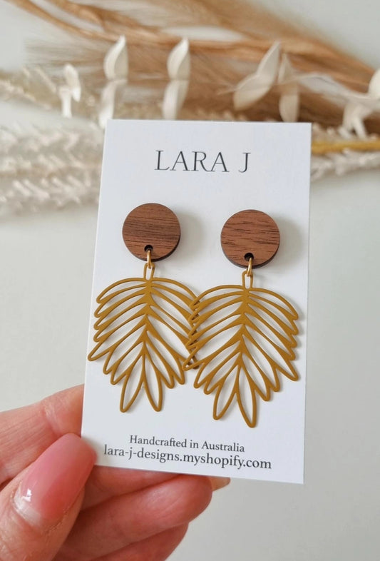 Holly Dangle Tan - Walnut Top